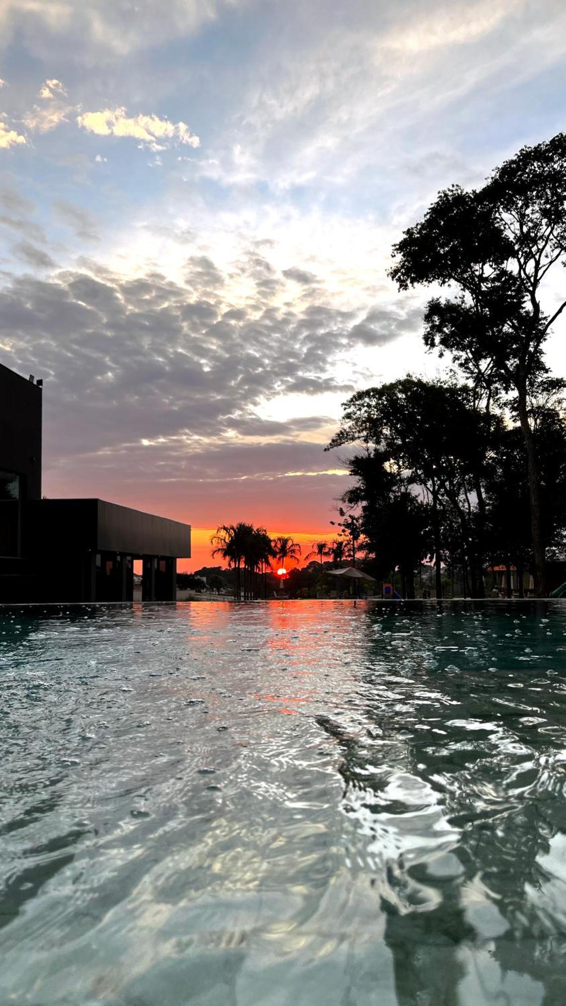 Doubletree By Hilton - Resort - Φοζ ντο Ιγκουασού Εξωτερικό φωτογραφία Sunset at the pool